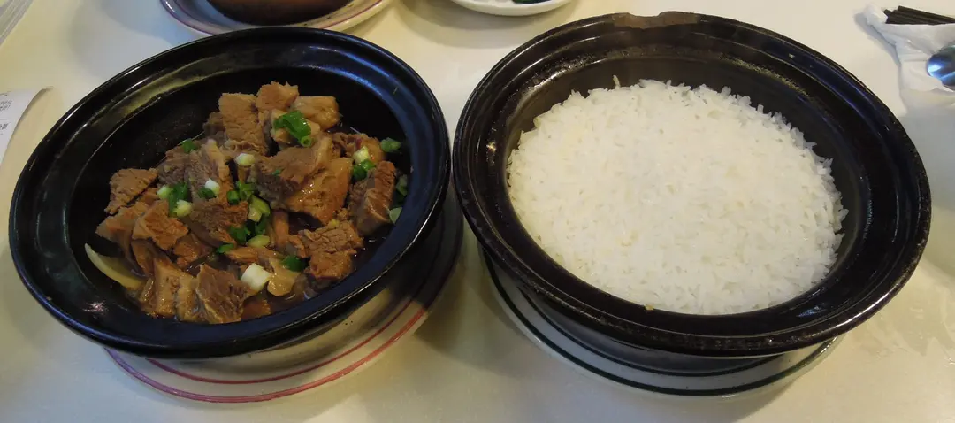 五香牛腩煲配煲仔白饭 $50