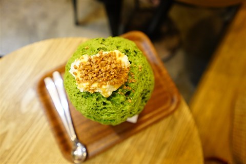 亮綠的刨冰，活像一棵聖誕樹，貫徹了日系甜品的美形風格。 - 銅鑼灣的SHARI SHARI Kakigori House 氷屋