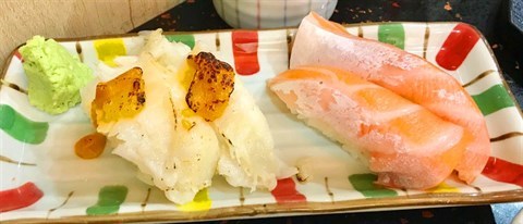 /火炙海膽左口魚裙邊壽司 / 三文魚腩壽司  - 沙田的和氣食堂