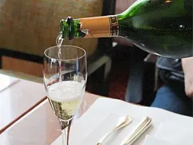 享受泡泡周末Champagne Brunch