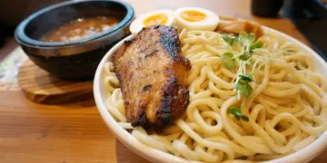 湾仔豚骨鱼介风沾面   一种汤底四种食法（有片）