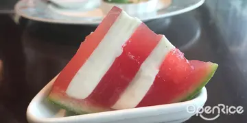 首推西瓜下午茶自助餐！鲜甜西瓜蛋糕、西瓜抹茶泡芙好抢眼