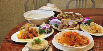 Sell港式情怀!土瓜湾新开 大排档风味卖猪油捞饭泥鯭粥
