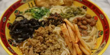未见其店先闻其味！旺角越食越上瘾柳州螺蛳粉(有片)
