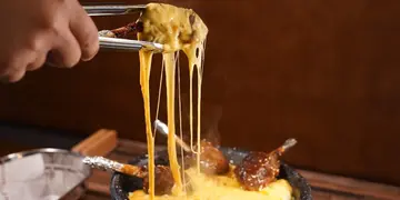 人氣韓國菜館將軍澳開分店  豬髀仔芝士拉絲比賽 拉至指定高度可獲半價