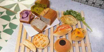 老字號新雄雞舊址新開心機麵包店   創新拉絲菠蘿包 + 重口味芫荽蒜蓉包