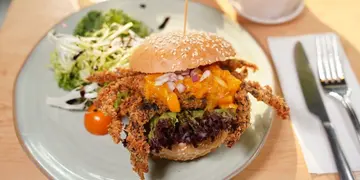 葵兴新开悠闲café     「露台」叹酒 +酥炸软壳蟹鲜芒果莎莎汉堡