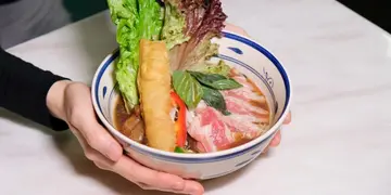 旺角新开南越Fusion Cafe 必试招牌鲜甜牛肉粉 首创炸米粉塔+蛋啤酒