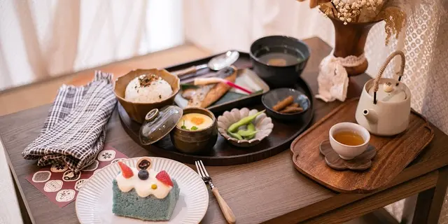 坐榻榻米嘆定食+富士山麻糬蛋糕！上環新開日式昭和風喫茶店