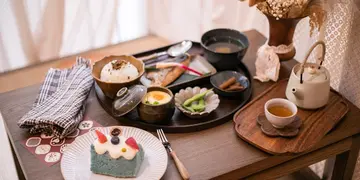 坐榻榻米叹定食+富士山麻糬蛋糕！上环新开日式昭和风吃茶店