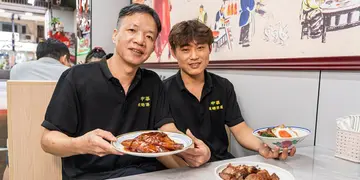 【專訪】情同父子檔合開燒味店 手藝傳承！半肥瘦黑毛豬叉燒/古法脆皮燒鵝