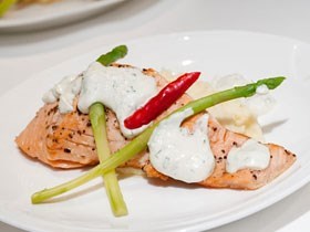 Seared Salmon fillets with creamy dill sauce