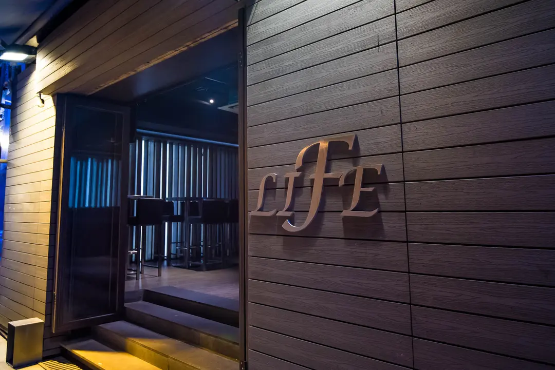 LIFE Restaurant & Bar