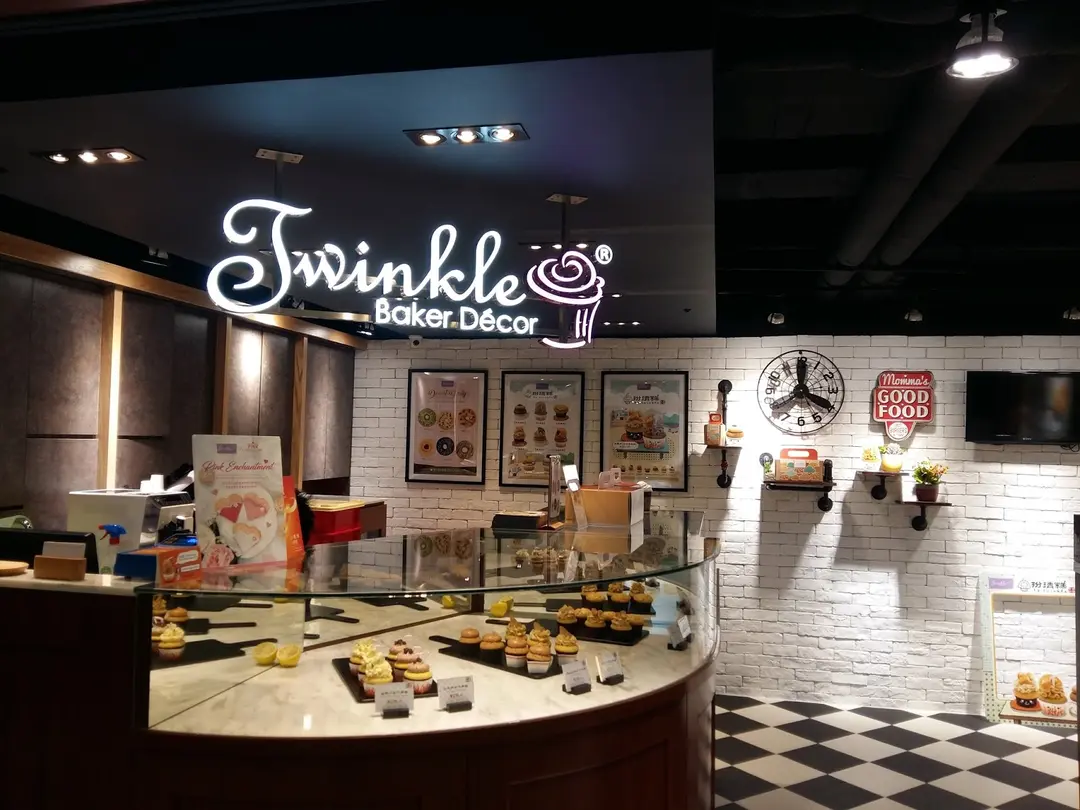 Twinkle Baker Decor