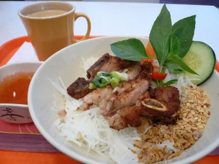 香茅豬扒撈濛配熱咖啡