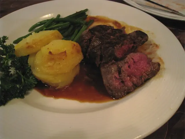 M9澳洲牛勁濃牛味........(我切開左比大家睇下先哈哈哈勁正)