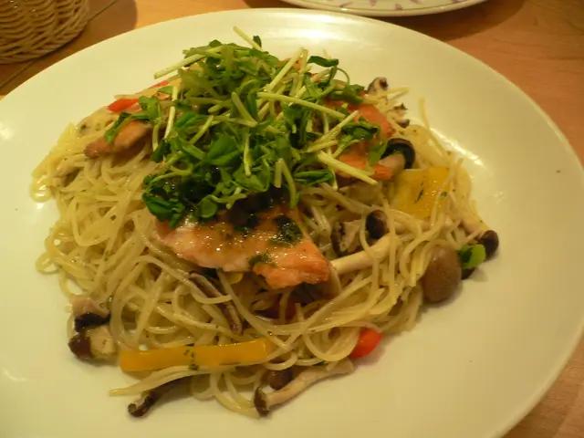 紫蘇三文魚天使麵,價錢為 HKD75