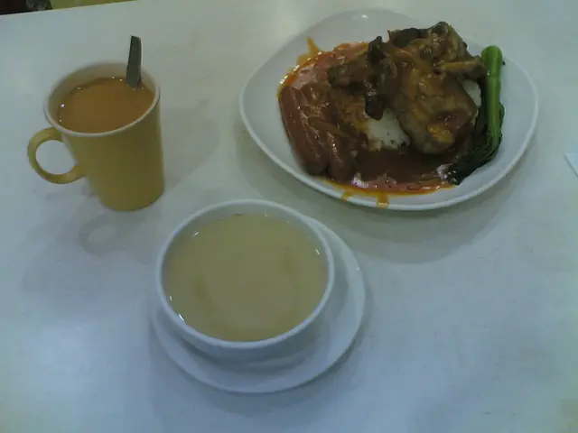 洋蔥豬扒香腸飯+例湯&飲品 (HK$33,-)