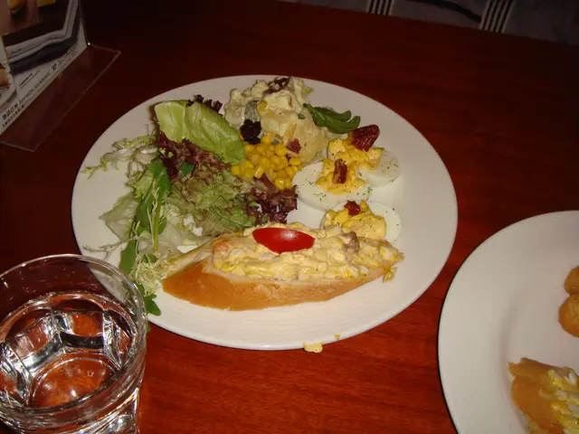 碎蛋三文魚法包,沙律菜...