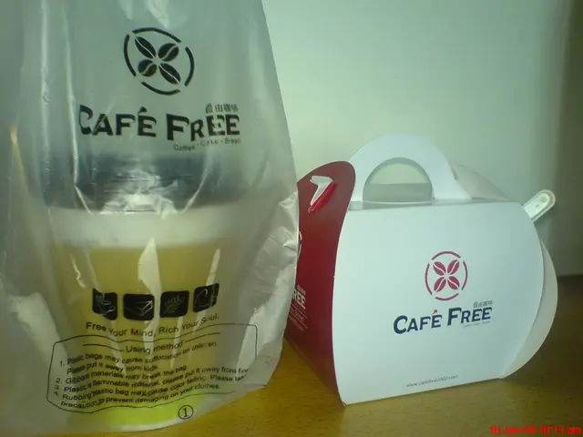 一件蛋糕都有盒，一杯咖啡都有袋。雖然不環保，但很貼心。