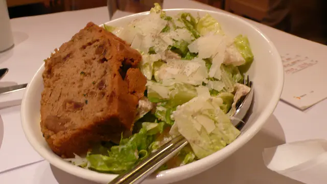 凱撒沙律配烤雞肉