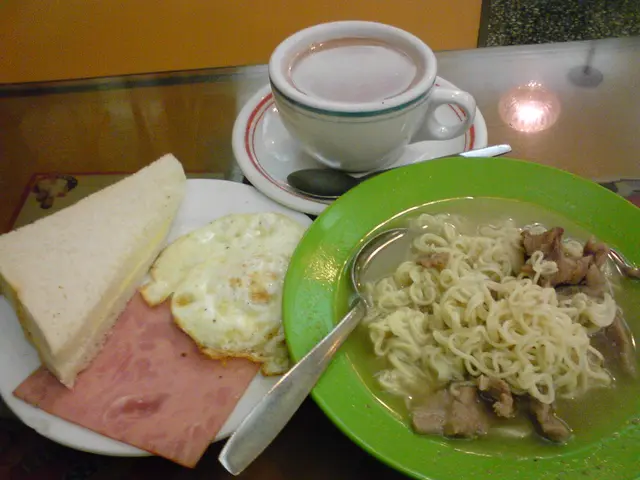 茶餐 = 牛肉面+火腿蛋+牛油方包+飲料