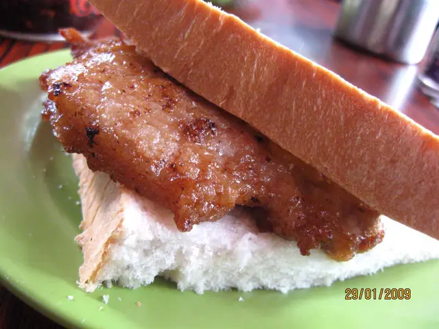 豬扒絕對稱不上是鬆軟; 外不脆,內不軟,這明顯是一塊雪藏豬扒