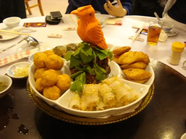 拚盤, 有蝦丸, 蟹餅, 海參凍, 蔥頭卷