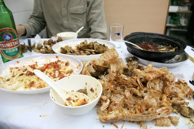 食到一枱都係蝦殼