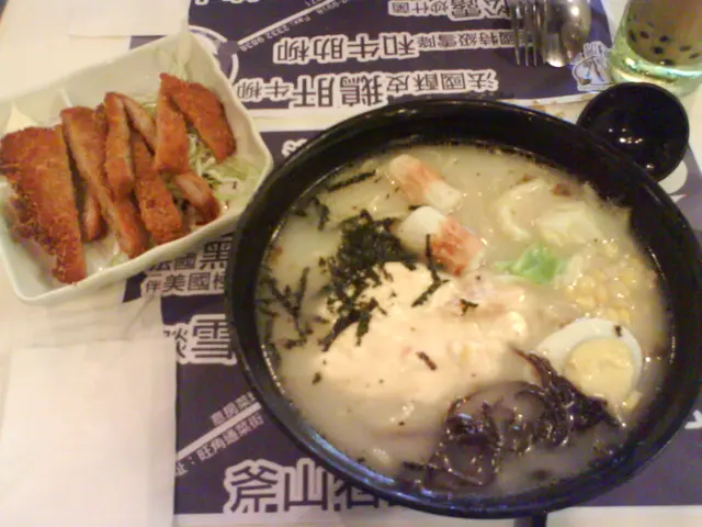 吉列豬排芝士拉麵... 好咸...