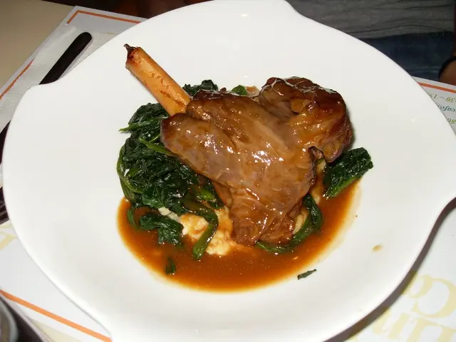 紅酒燴羊膝配菠菜，松子仁薯蓉