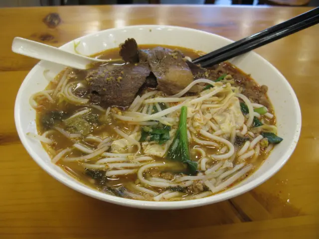 紅燒炆肉炸醬酸辣湯米線