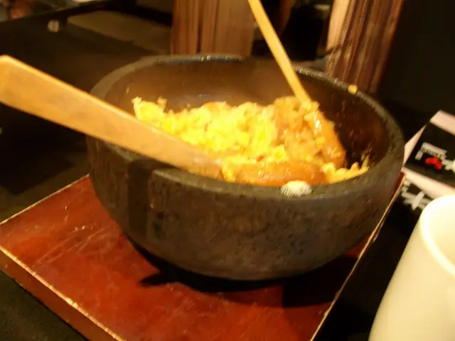 大蝦 沙律 石頭鍋飯,不用食客自己撈,有waiter埋來幫手撈勻窩飯