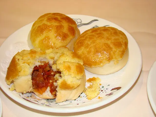 酥皮叉燒餐包 ($40) - 普通，外皮腍和易碎。