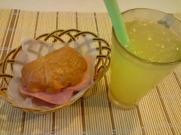 火腿牛角包+热饮