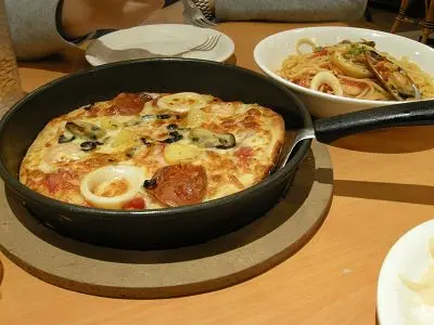 前-地中海鮮pizza; 後-蕃茄海鮮意粉