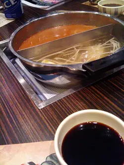 汤底系清汤+沙嗲汤底！连埋的....唔洗钱~~~~