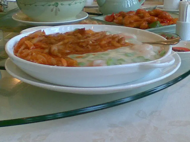 (前)鴛鴦炒飯,  (後)菠蘿生炒骨