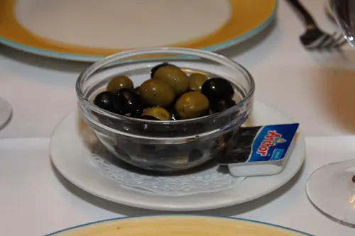免費前菜--橄欖(無試,唔知好唔好食)
