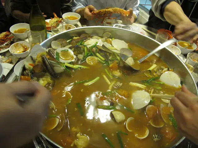 龍蝦一掃而空，但原來湯底才是寶....海鮮湯鮮甜到不得了，海中寶有硯﹑花螺﹑聖子等等.