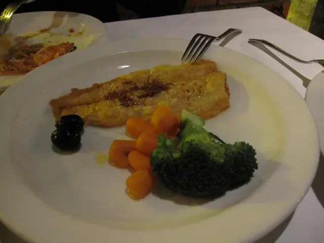 香煎龍脷魚柳伴牛油檸檬汁跟薯菜