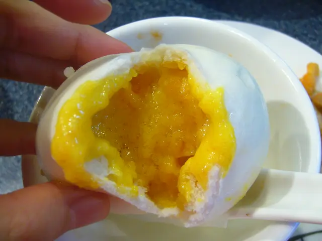 奶皇流沙包：奶皇香滑香甜，混和細細粒嘅蛋黃粒，好味