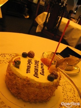 因為男友W 生日, 所以可以將 dessert 轉做拿破崙蛋糕~ - Amigo Restaurant in Happy Valley 