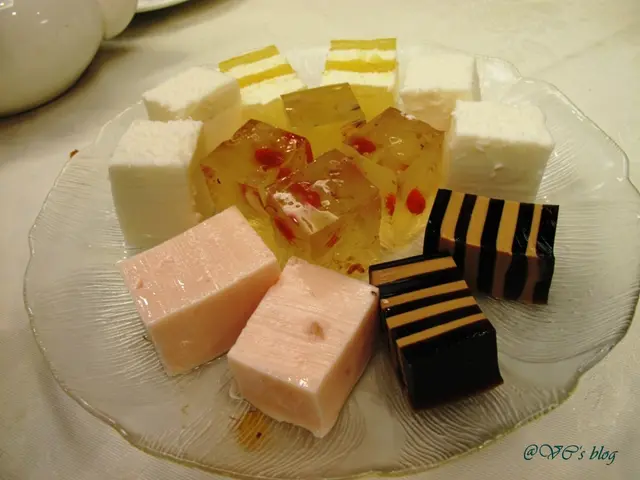 甜品併盤 - 啡色嘅係咖啡糕﹑黃白色嘅係菠蘿糕﹑白色係椰汁糕，粉紅色嘅士多啤利糕，仲有桂花糕。