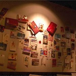 牆的一角貼滿了postcard