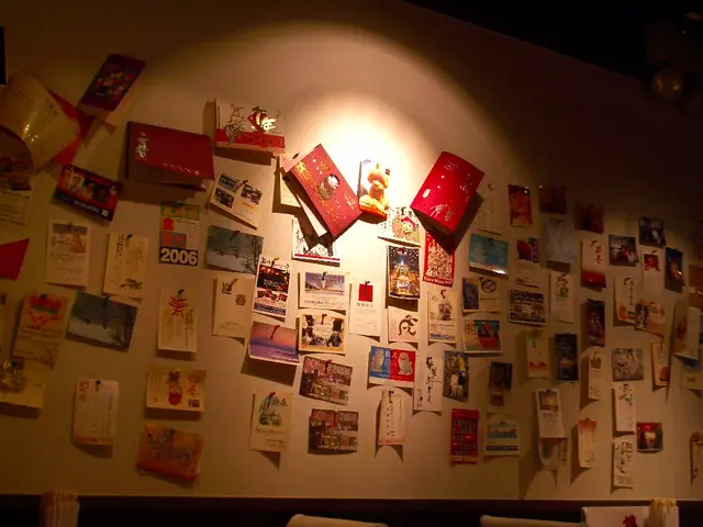 牆的一角貼滿了postcard