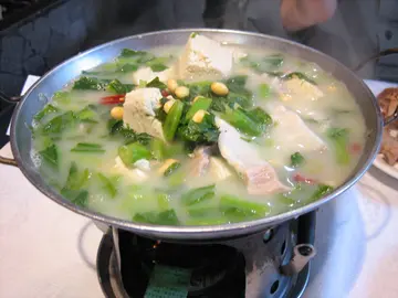 雪菜豆腐湯，竟然是辣的！個爐只是裝飾，沒有火的！
