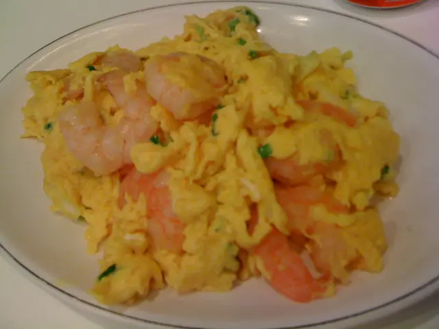 d蝦仁有兩隻唔同顏色，仲要一d味都無