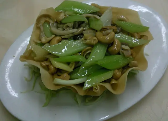 雀 巢 西 芹 炒 雙 柳