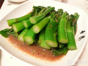 芥蘭加南乳豬手汁，油了一點... - 尖沙咀的譽居